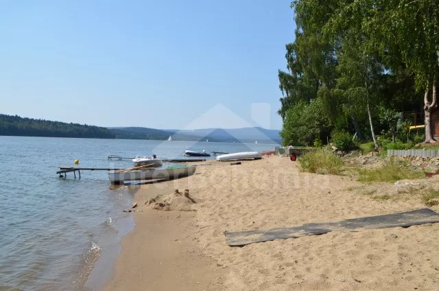 Písečná pláž 20 m od objektu