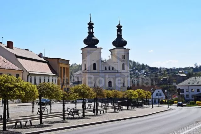 Náměstí s kostelem Bystřice nad Pernštejnem