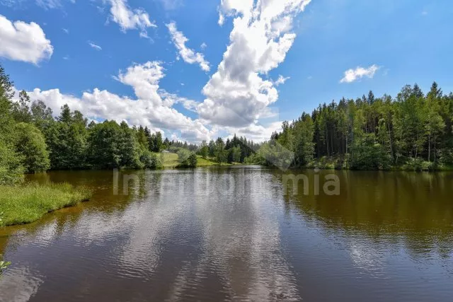 Vodní nádrž 200 m od chalupy