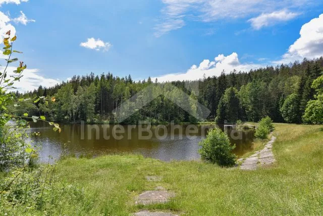 Vodní nádrž 200 m od chalupy